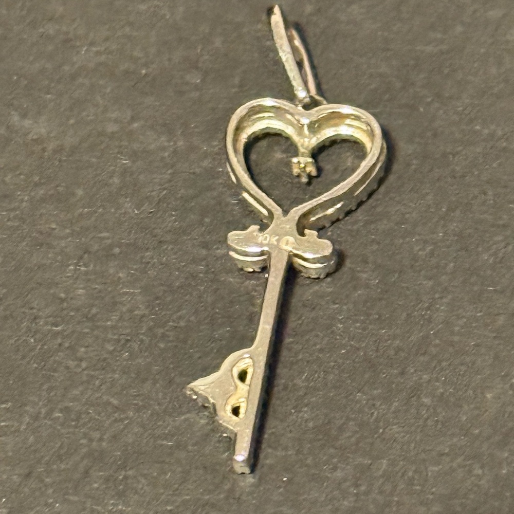 Elegant White Gold Heart & Diamond Key Pendant (10K) - Picture 2 of 5